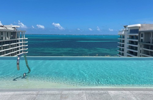 Playa Mujeres House | HIGH END Cancún Resort! 5 star !3-bedroom with Roof top deck with Jacuzzi!