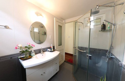 Thuy Xuan Cabin | Hillside Homestay Hue - Silk Room