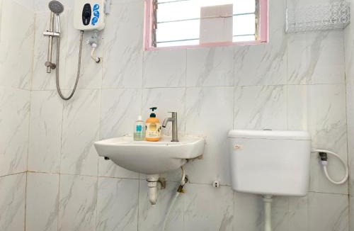 Tanjung Aru House | Home Sweet Home with shared bathroom