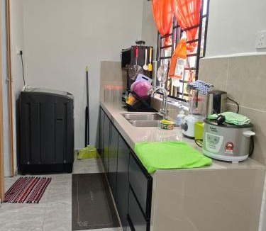 Parit Raja House | Homestay Ayong