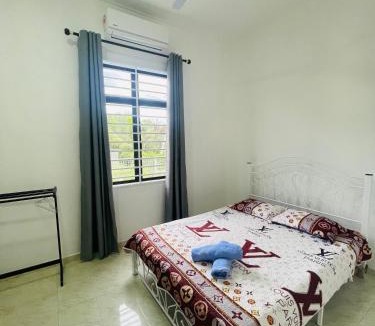 Kampung Tanjung Mas House | Homestay CikguMa 2 - WiFi & Netflix