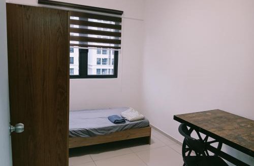 Taman Equine House | Homestay single room near MRT train airport