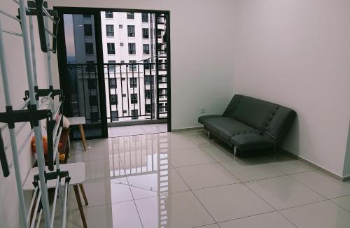 Taman Equine House | Homestay single room near MRT train airport