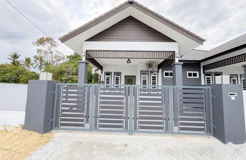 Kampung Mak Kemas House | Homestay umie