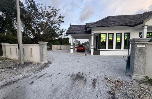 Kampung Padang Midin House | HomestayDino