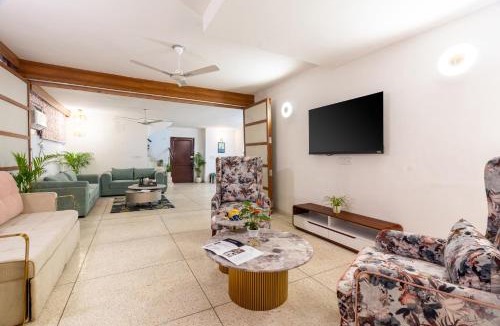 New Friends Colony Apartment | Homlee-Excellency Large 4BHK-South Delhi- NFC