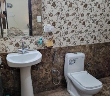 Bullawala Apartment | HOmTEL-2BHK Independent Flat by Pushpanjali QLH