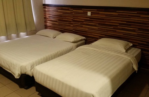 Kampung Air Hotel | Hotel Iskandar