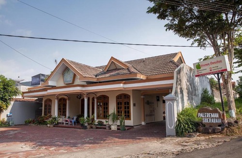 Oro Oro Ombo House | Hotel Palereman Soerabaia