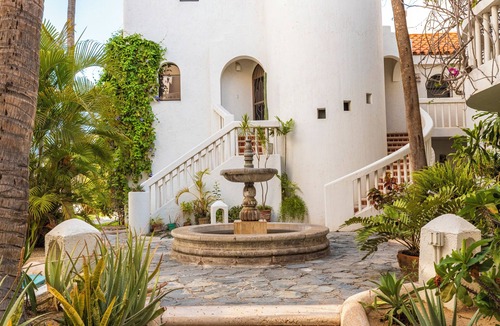 Campo de Golf Fonatur Condo | Hotel Zone convenience, with the comforts of home! Sleeps 6- King and 2 queens