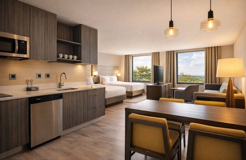Zona Hotelera Hotel | Ideal Mix of Comfort and Value! 2 Convenient Units, Free Breakfast & Parking