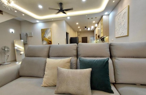 Sungai Buloh House | IHomes33 Elmina Haven Lakeside Mall, 4-8 Guests