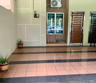 Seri Manjung House | Impiana Pool House Seri Manjung
