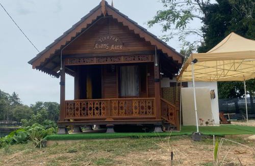 Alor Gajah Ski Chalet | Inap Desa Abang adik