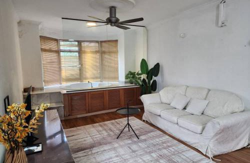 Taman Sri Endah Apartment | Jacuzzi POOL 3Bedroom, walk to Stadium