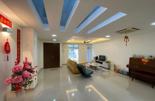 Seri Kembangan House | Jia Residence Foodie Haven Large House 12 pax 沙登温暖的家