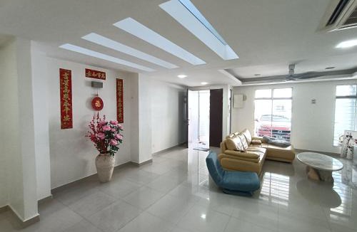 Seri Kembangan House | Jia Residence Foodie Haven Large House 12 pax 沙登温暖的家