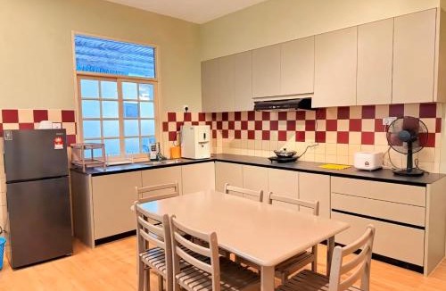 Kuching House | JR Homestay 141-3rd Mile House 8Pax