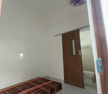 Gombong Hostel | Kamar Kost AC Luas Tengah Kota