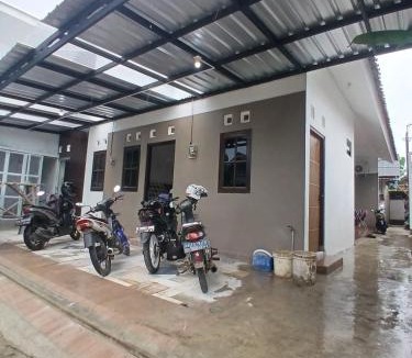 Gombong Hostel | Kamar Kost AC Mezanine