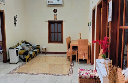 Madiun House | Kaswari Home-entire cozy home, close to Aston, PSC, Sleko & famous attractions.