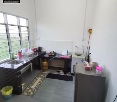 Kampung Gong Pipit House | KUALA TERENGGANU GUESTHOUSE-FREE WIFI-NEAR NASI DAGANG ATAS ToL UNIT B- 2 BILIK AIRCOND DAN 1 BILIK KIPAS