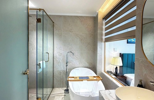 Dich Vong Hotel | L'Signature Tho Thap Hotel