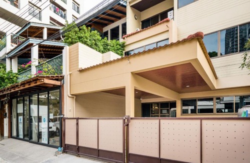 Nana Apartment | Laid Back Bangkok Living in a Retro Chic Retreat