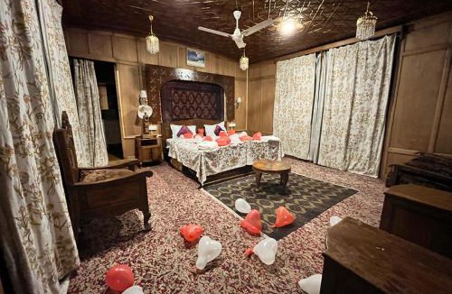 Dal Lake Hotel | Lake view group of houseboats