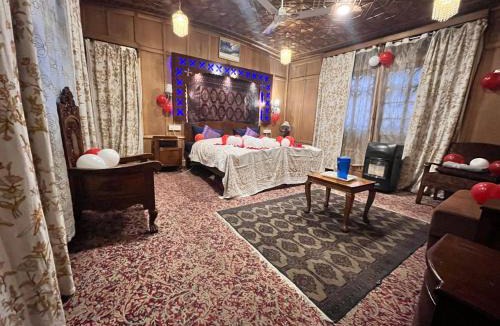 Dal Lake Hotel | Lake view group of houseboats