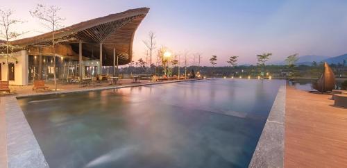Ngoc Thanh Villa | Lake View Villa Flamingo Dai Lai by Resident