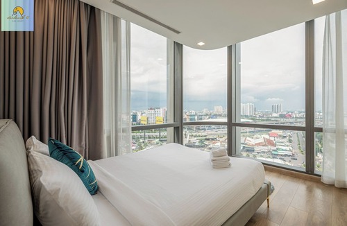 Hang Xanh Hotel | Landmark 81 Skyscraper