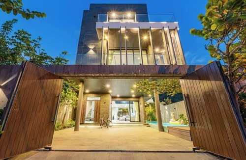 Tho Quang Beach Villa | Large luxury villa, 5 bedrooms, huge pool, steps to beach, mountain views