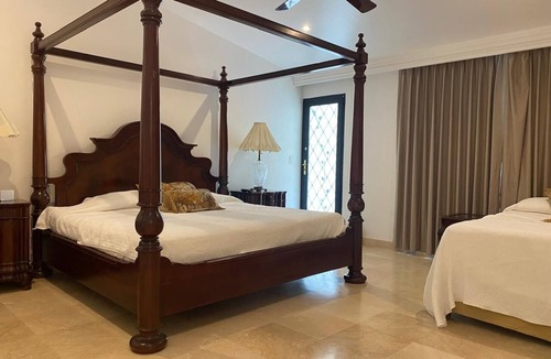 Las Gaviotas House | LARGE ONE-STORY HOUSE WITH 6 BEDROOMS 6 BATHROOMS, 5 BLOCKS FROM THE BEST BEACHES