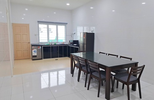 Kampung Arab House | Large Private Holiday Home in Port Dickson 8 Bedrooms Sleeps 22