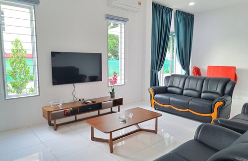 Kampung Arab House | Large Private Holiday Home in Port Dickson 8 Bedrooms Sleeps 22