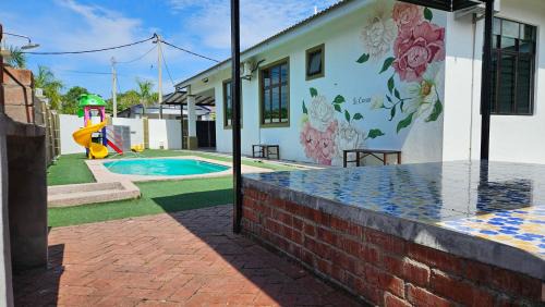 Kampung Bukit Katil House | LeCamar STAYCATION Swimming Pool and Fully Air-conditioned at Bukit Katil 4 Queen-sized Bed and 3 Single-sized Bed