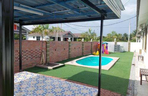 Kampung Bukit Katil House | LeCamar STAYCATION Swimming Pool and Fully Air-conditioned at Bukit Katil 4 Queen-sized Bed and 3 Single-sized Bed