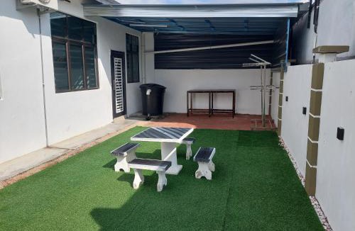Kampung Bukit Katil House | LeCamar STAYCATION Swimming Pool and Fully Air-conditioned at Bukit Katil 4 Queen-sized Bed and 3 Single-sized Bed