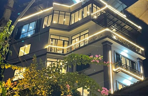 Van Mieu House | Light House & Rooftop