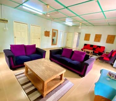 Kampung Seberang Takir House | Lily Homestay - The House of Pallet