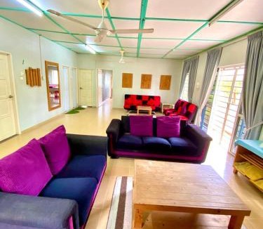 Kampung Seberang Takir House | Lily Homestay - The House of Pallet