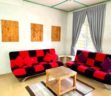 Kampung Seberang Takir House | Lily Homestay - The House of Pallet