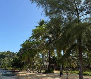Koh Rong Hotel | Lily's Beach Bungalows