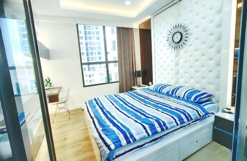 Bach Dang Riverside Apartment | Linda Apartment-ICON56-District4-3mins to center dtrc1- INFINITY POOL- AWESOME ROOFTOP