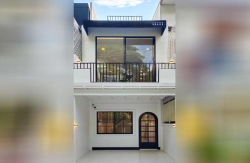Chang Khlan House | Lotus House - Local Spacious 3-Story Home, Rooftop Views & King Beds near Night Bazaar