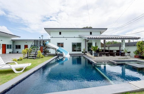 Pong Villa | Luxurious 12-Bedroom Villa Retreat in Tambon Pong, Thailand