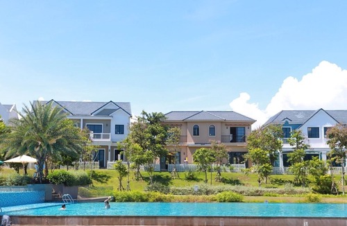 Phan Thiet Villa | Luxurious Lake-sided Villa, 5 minutes to Novaworld Beach, Family-sized with Pool