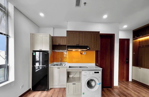 Tan Binh Apartment | Luxury 1-bedroom Apt, Elevator; Kitchen; Washing&Dryer; 800m to TSN Airport