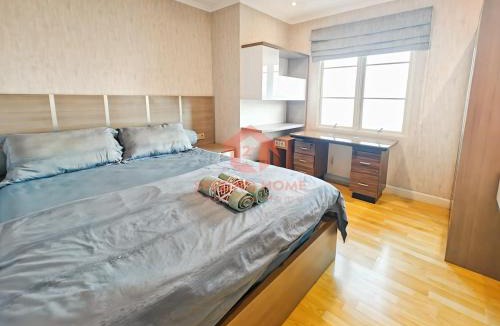 Kelapa Gading Barat Apartment | Luxury 3BR MOI Apt with Pool Wi-Fi Netflix by 2ndHome
